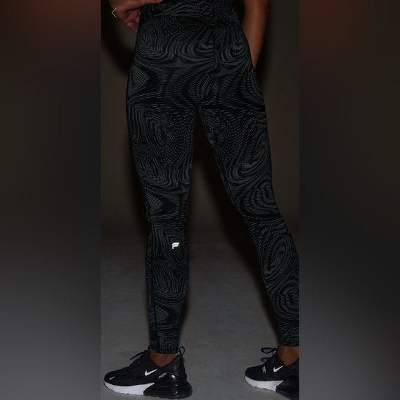 🌟Rare🌟 Fabletics Black High Frequency Reflective Trinity 7/8 Legging | XS | NWT - Picture 4 of 9
